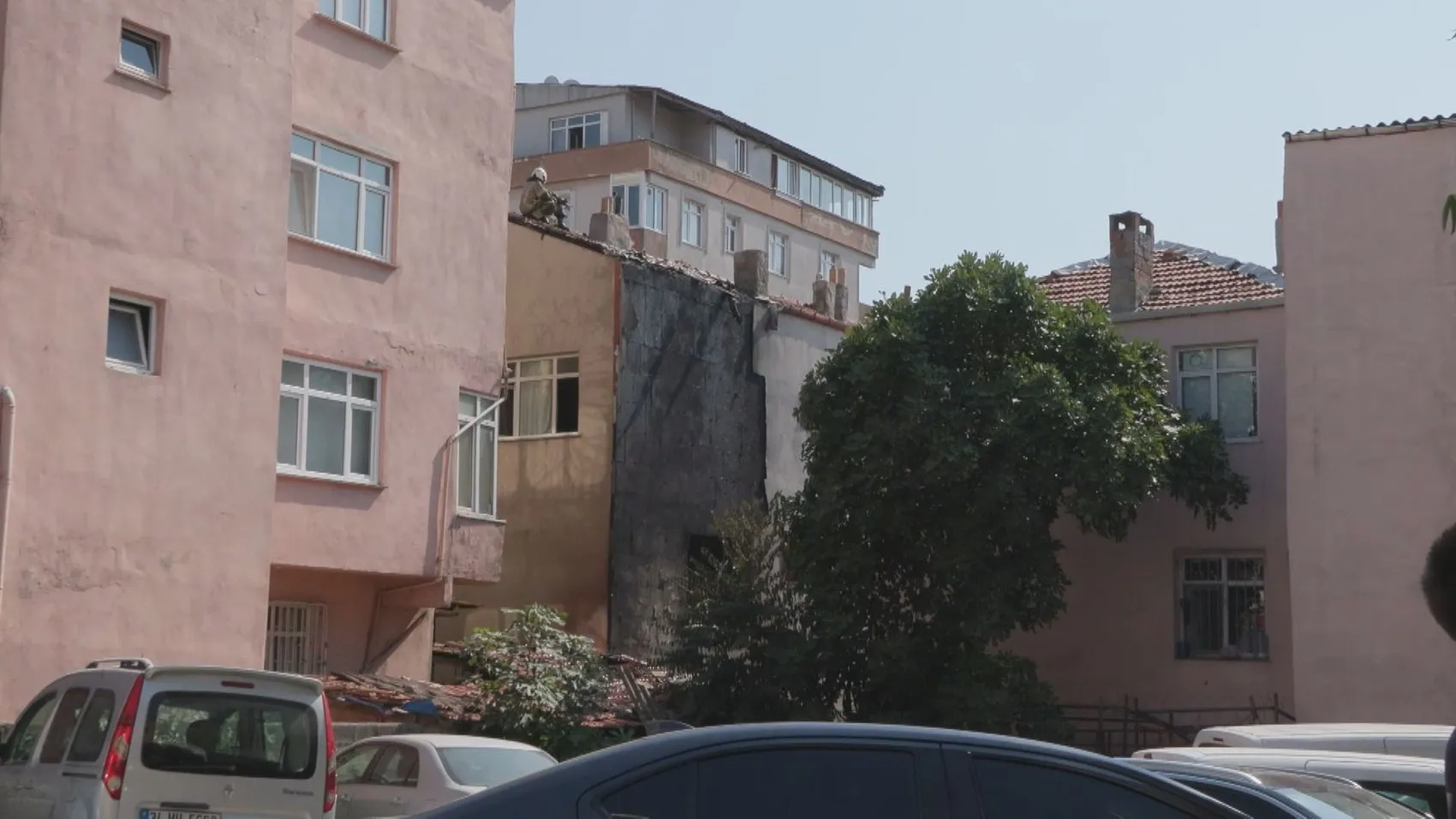Küçükçekmece'de bir apartmanın balkonunda korkutan yangın