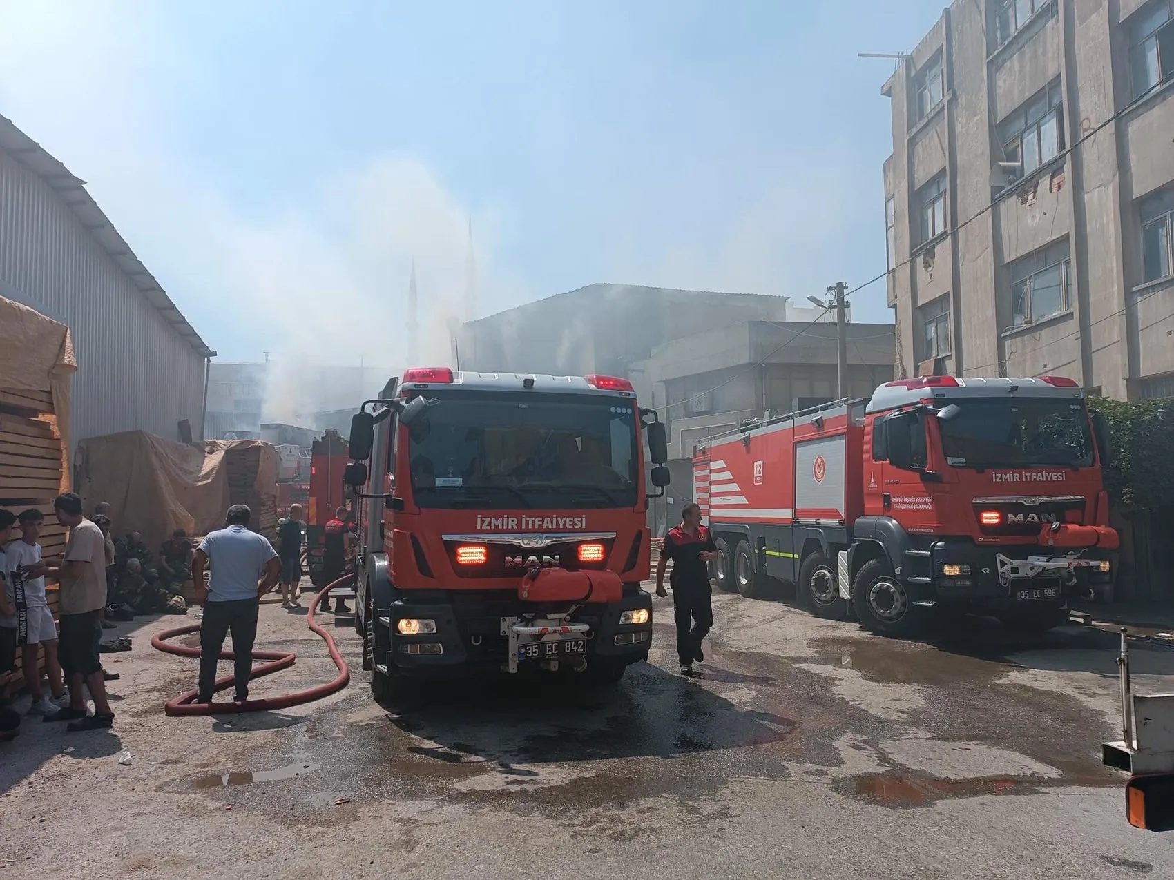 Buca'da sünger deposunda korkutan yangın