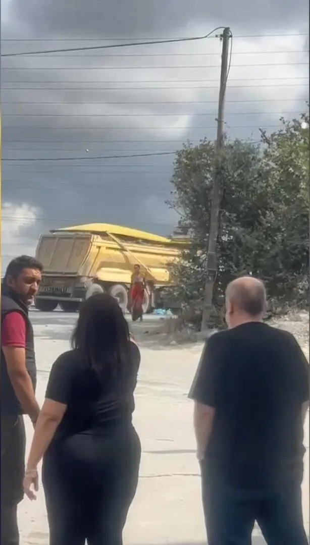 Hadımköy’de seyir halindeki araçlara taş fırlatan kadın, sürücülerin ve çevredekilerin tepkisini çekti. O anlar cep telefonu kamerasına yansıdı.