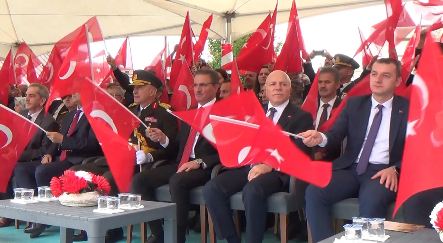 Düğün telaşında unutulmaz an: Gelin elinde bayrakla Zafer coşkusuna ortak oldu