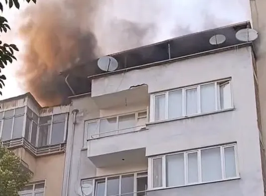 İnegöl'de geri dönüşüm deposunda yangın, apartmanı duman sardı