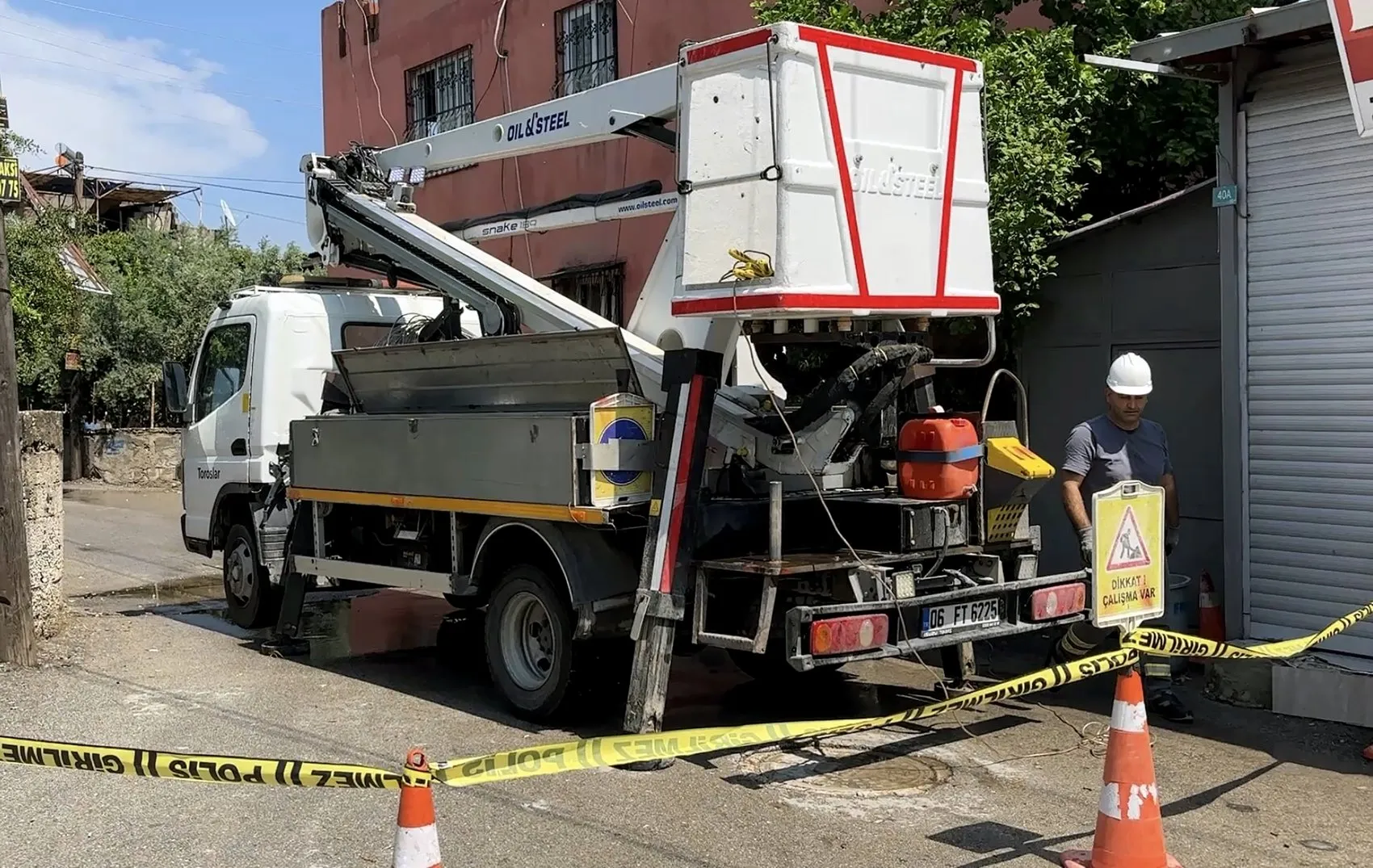 Adana'da aniden bastıran sağanak hayatı felç etti