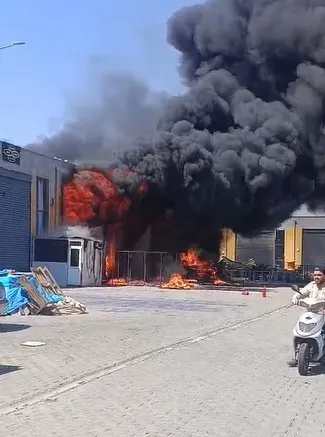 Kayseri'de sanayi sitesindeki sünger atölyesi alevlere teslim oldu