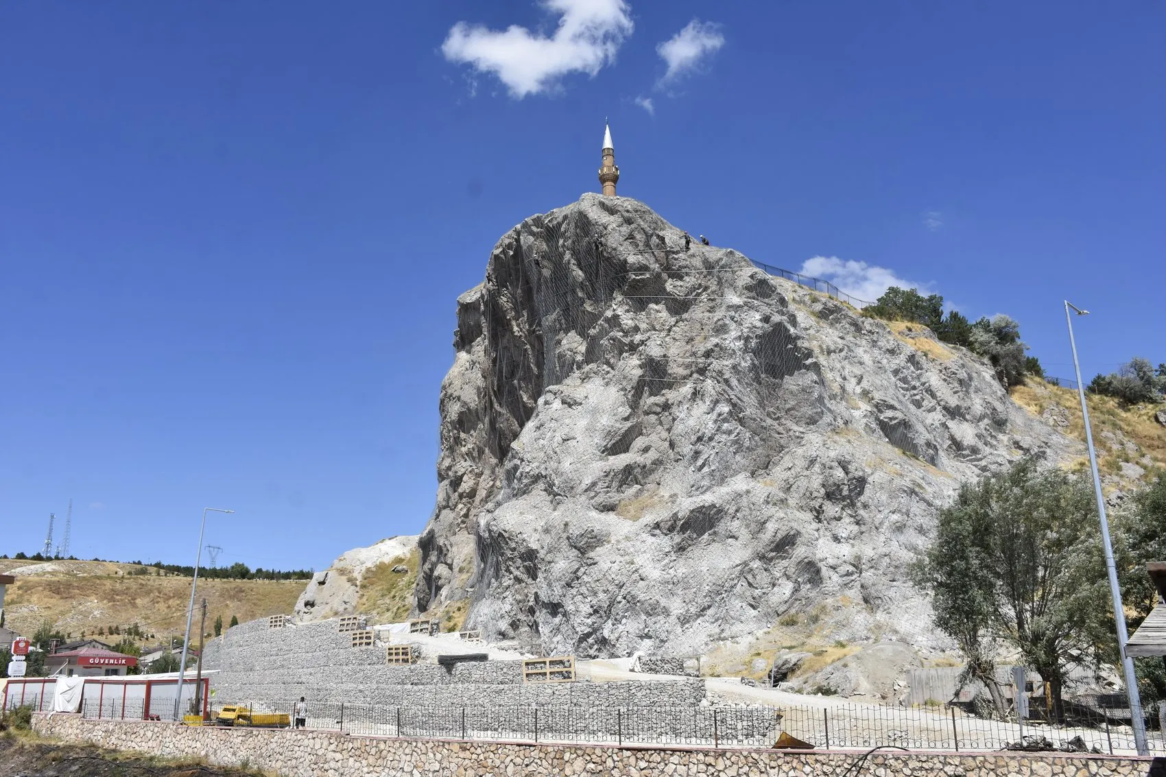 Sivas'ın doğal anıtı taş düşmelerine karşı çelik ağlarla kaplandı