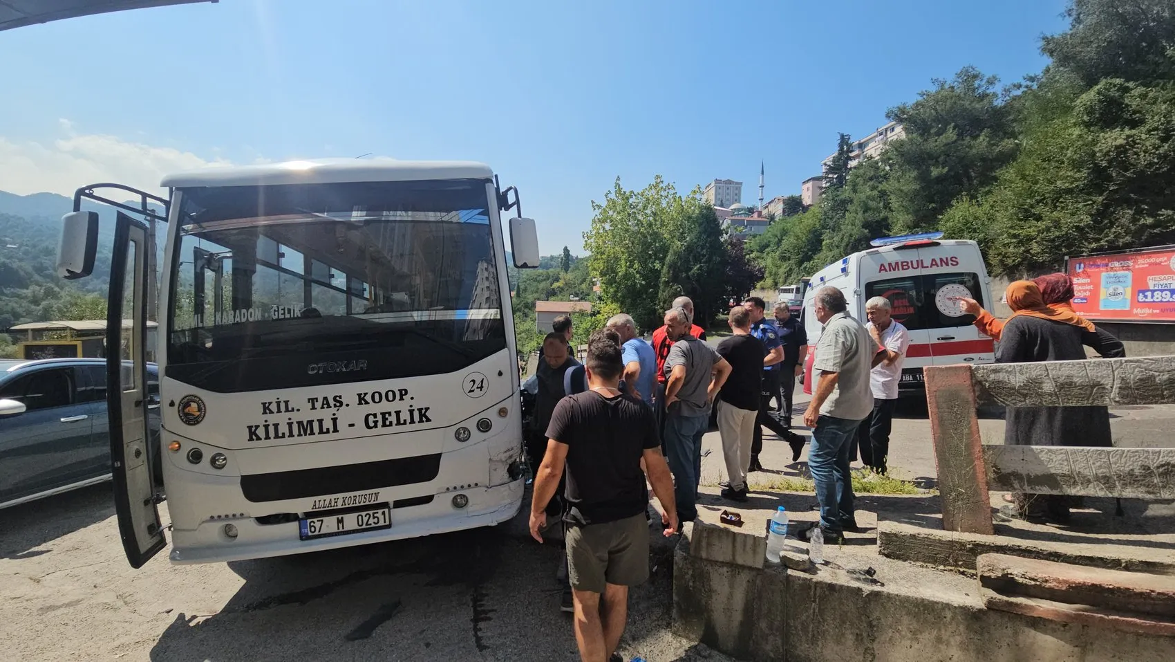 Zonguldak Kilimli yolunda halk otobüsü ile otomobil çarpıştı