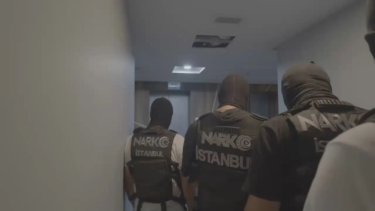 Kadıköy'deki evden 30 kilo sıvı metamfetamin çıktı
