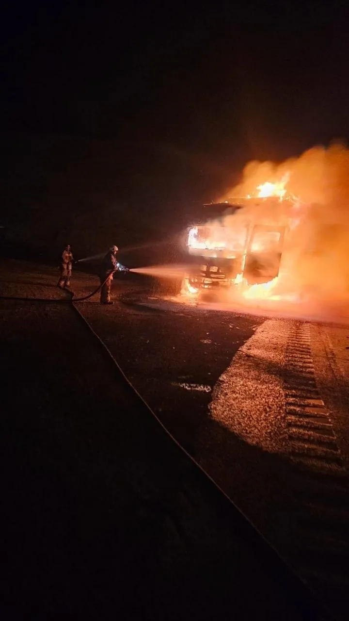 Hatay yolunda hareket halindeki TIR bir anda küle döndü