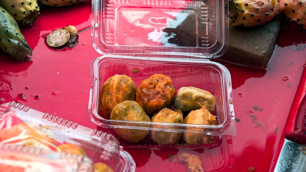 Adana sokaklarında dikenli incir mesaisi
