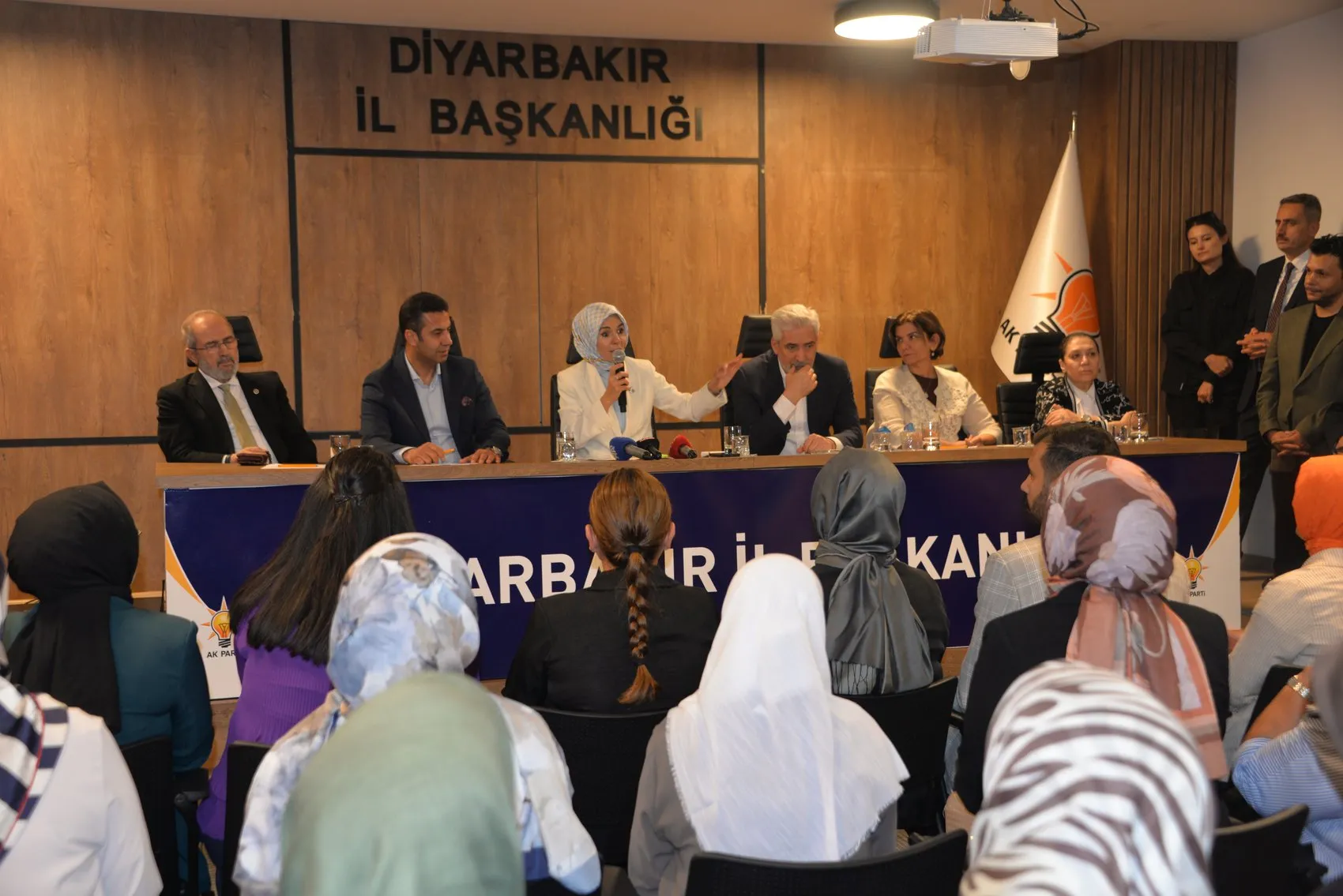 Bakan Göktaş Diyarbakır ziyaretinde huzur mesajı verdi