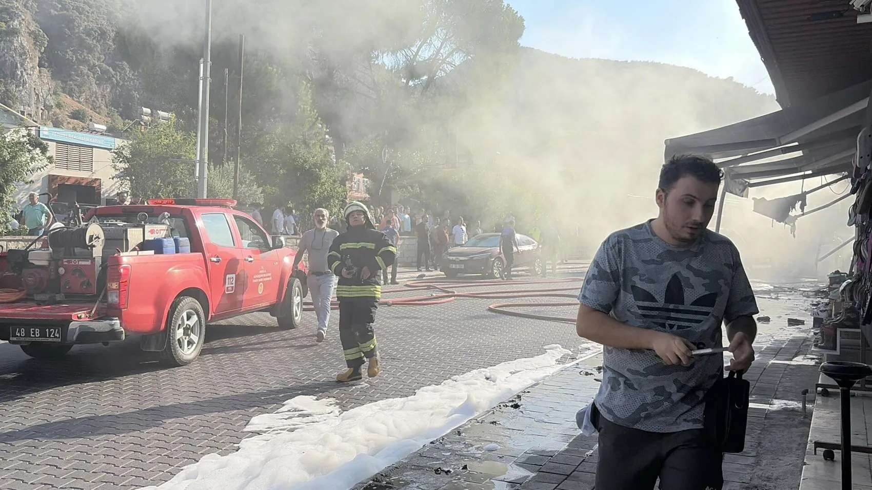 Fethiye’deki ayakkabı mağazasında yangın paniği