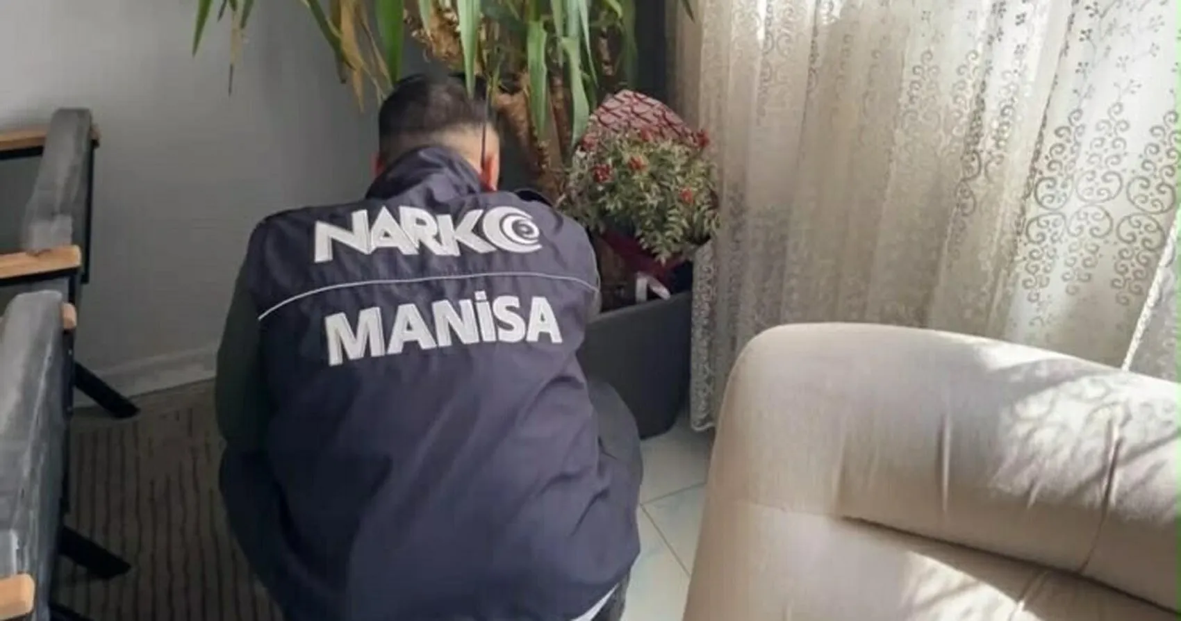 Alaşehir'de 21 adrese eş zamanlı uyuşturucu baskını