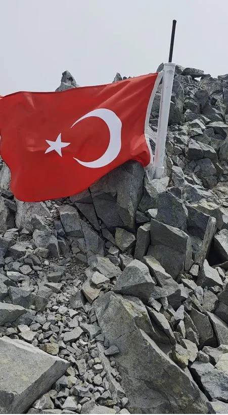 Kaçkar'ın zirvesinde 30 Ağustos coşkusu: Bulutların üzerinde bayrak açtılar