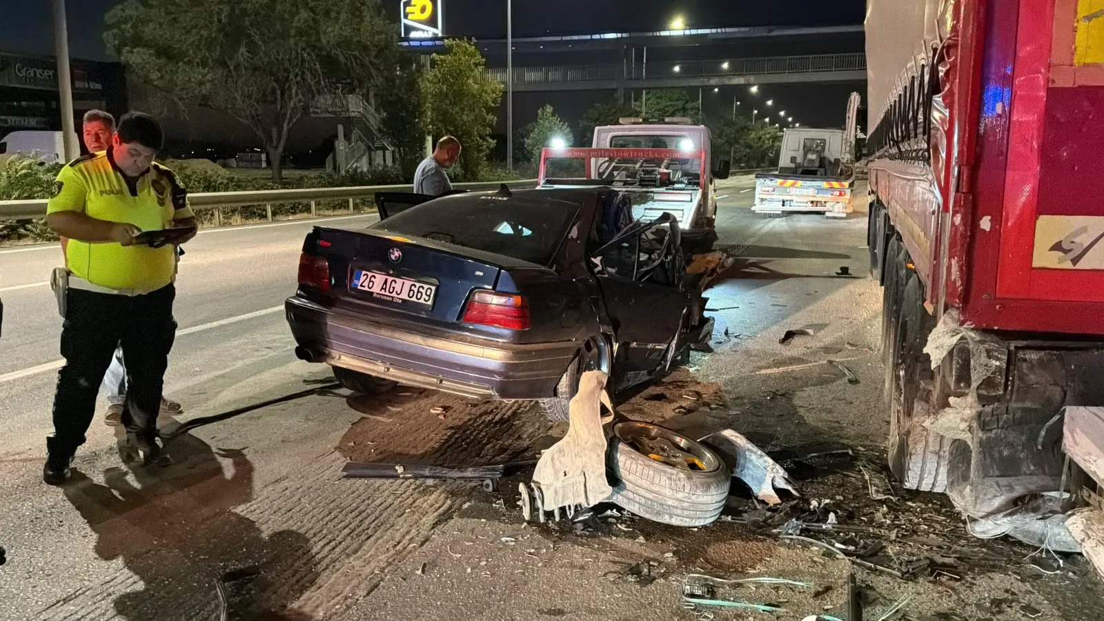 Eskişehir’de gece yarısı kaza Park halindeki TIR’a çarptı
