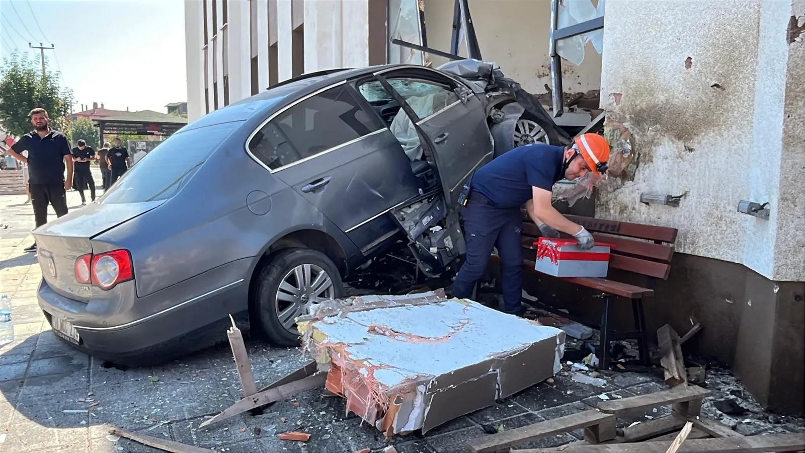 Bolu'da kontrolden çıkan araç cami duvarına girdi