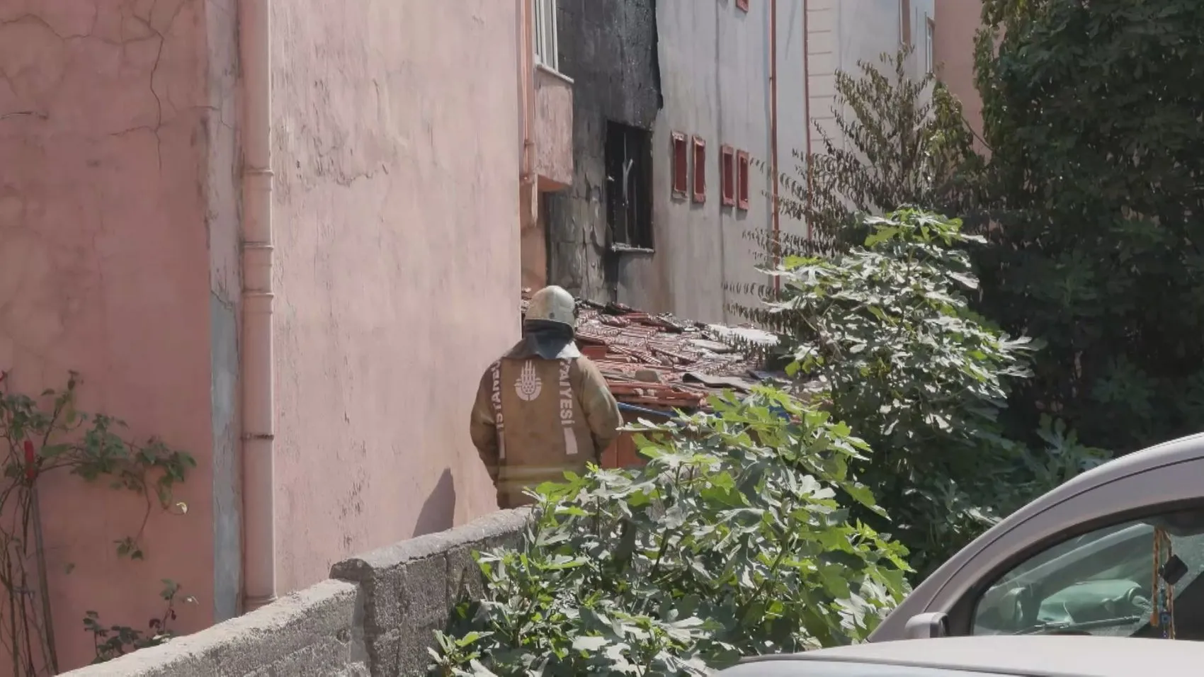 Küçükçekmece'de bir apartmanın balkonunda korkutan yangın