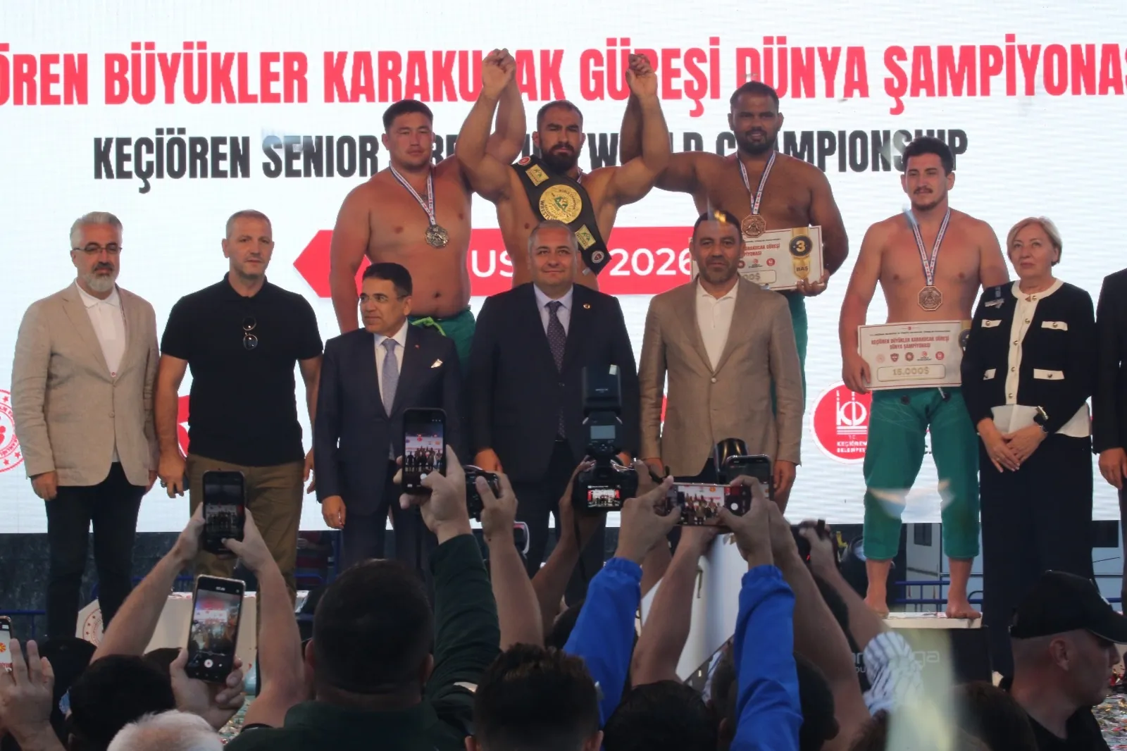 Minderin efendisi Feyzullah Aktürk dünyayı dize getirdi