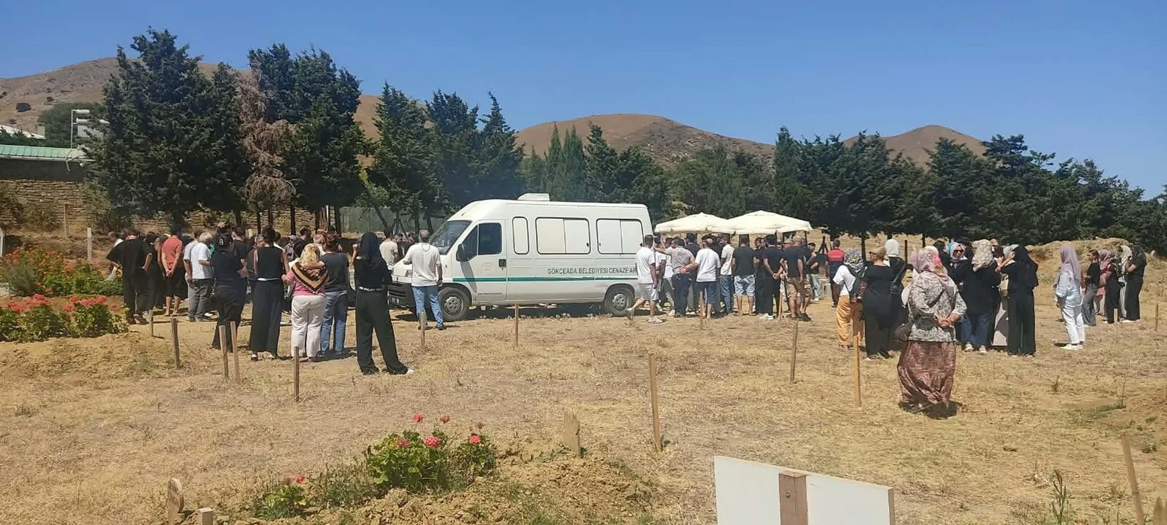 Gökçeada’da motosiklet kazasında hayatını kaybeden 17 yaşındaki Emirhan defnedildi