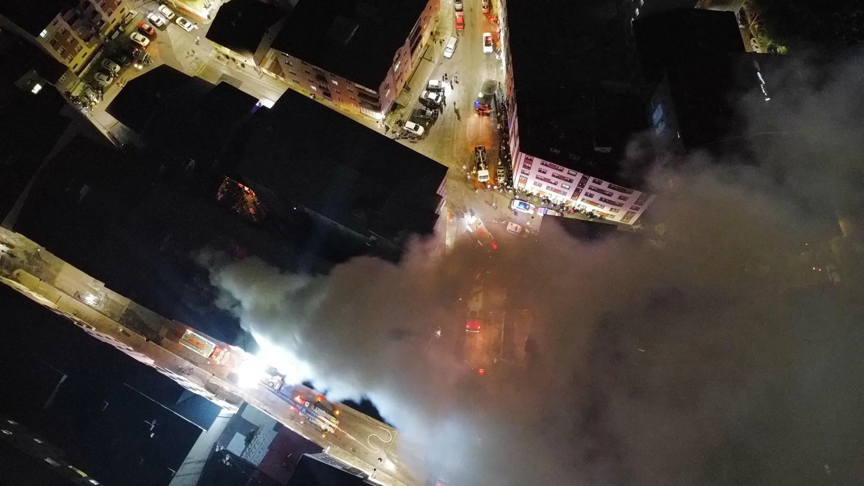Erzurum'da korkutan çatı yangını: Beş katlı binada alevler yükseldi