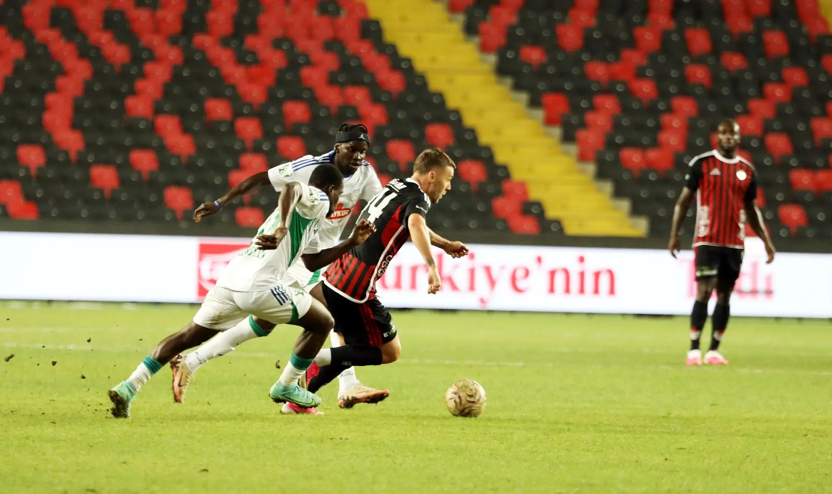 İki golle devreyi kapattı, son dakikada kendi kalesine attı Rizespor Gaziantep'ten 3 puanla döndü