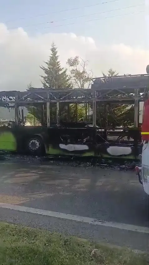 İzmit'te yolcu dolu otobüs seyir halindeyken küle döndü
