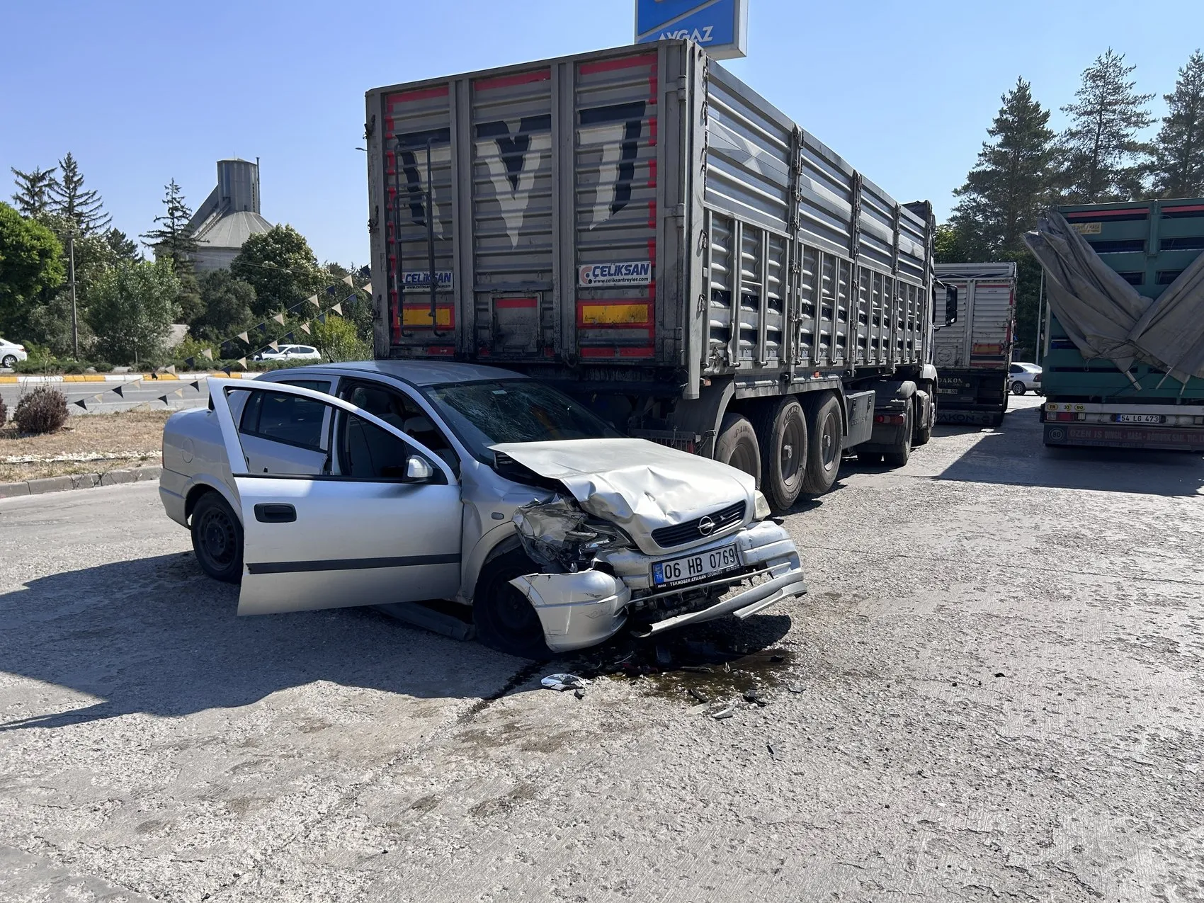 Polisten kaçtı, akaryakıt istasyonunda TIR'lara çarptı 2 yaralı