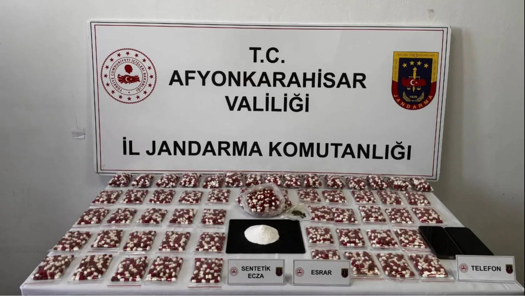 Jandarma 20 ilde zehir tacirlerine darbe indirdi