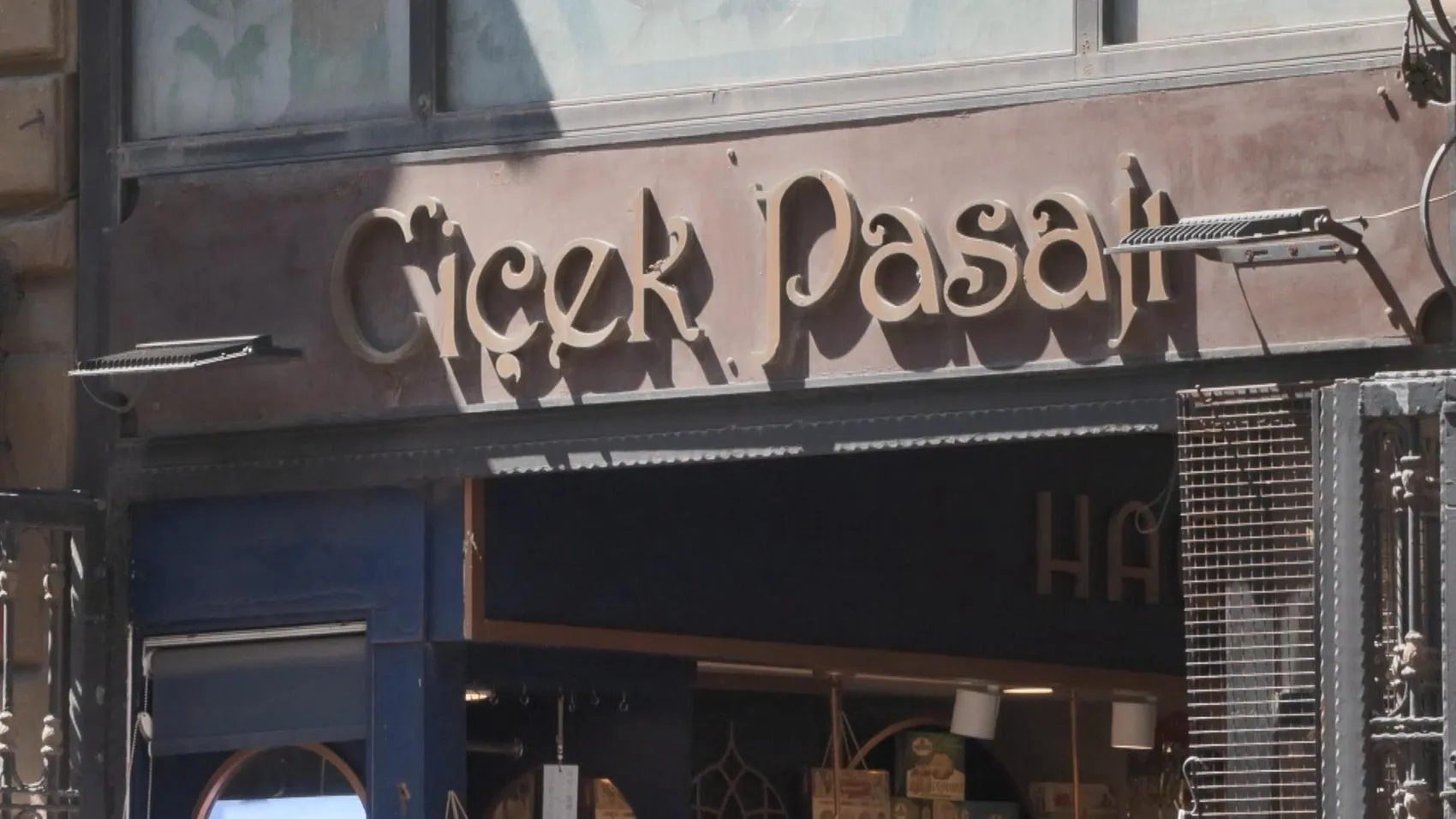 Çiçek Pasajı’na dondurmacı tabelası tepkisi