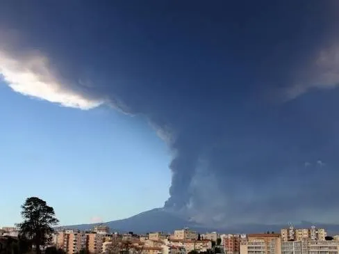 Sicilya’da Etna Yanardağı uçuşları vurdu
