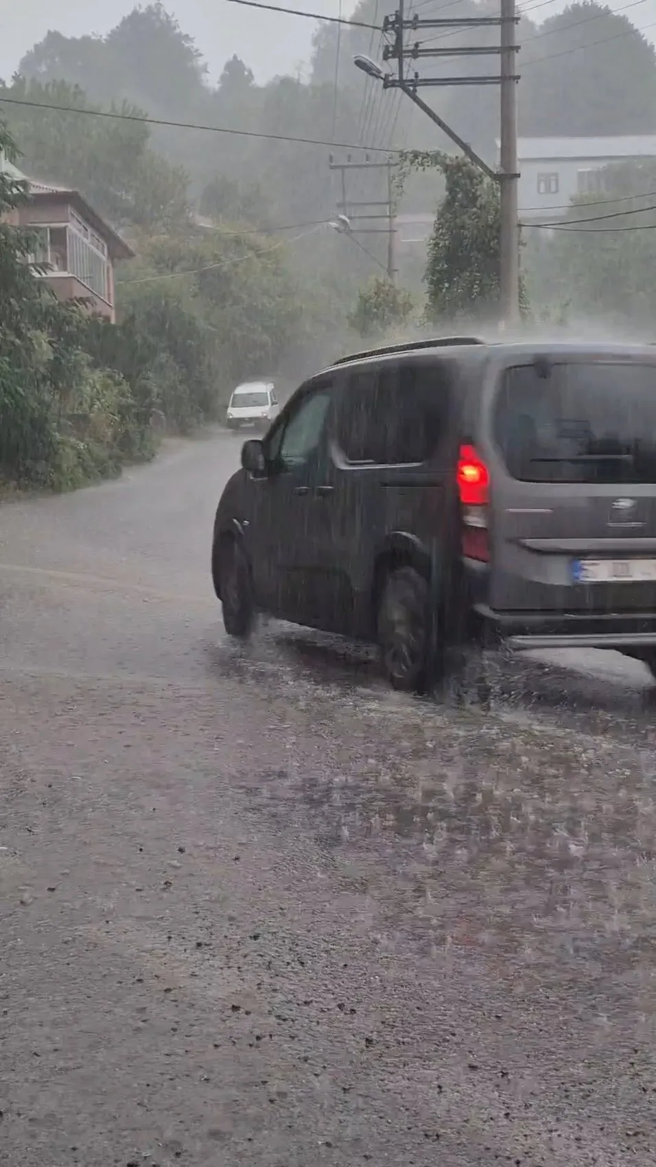 Zonguldak'ta sağanak hayatı olumsuz etkiledi Su birikintileri trafiği kilitledi