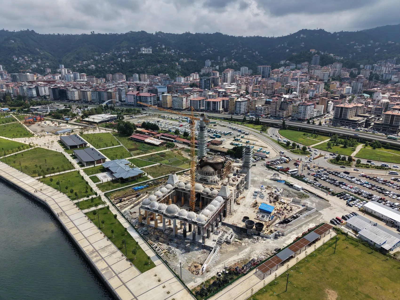 Rize sahilindeki dev cami inşaatı hızla yükseliyor