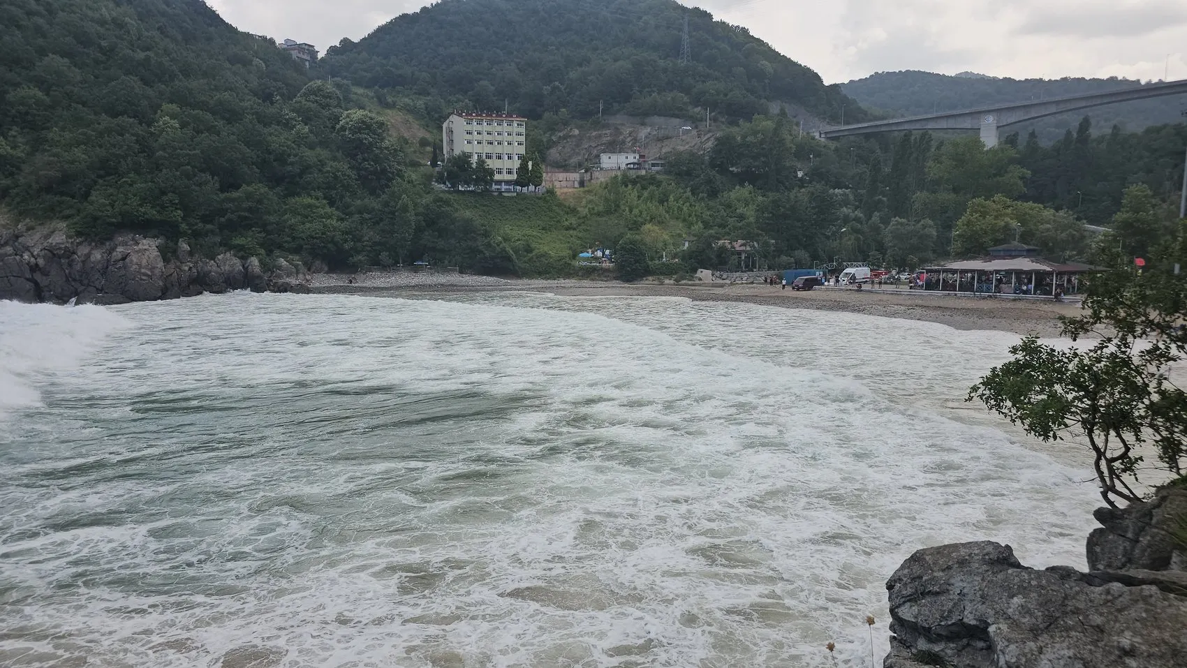 Zonguldak kıyılarında deniz kabardı, 7 kişi mahsur kaldı