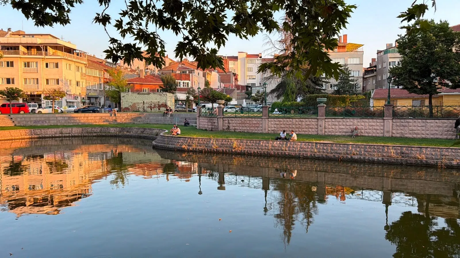 Eskişehir’de dehşet anları Yoldan geçen adamı çaya itti