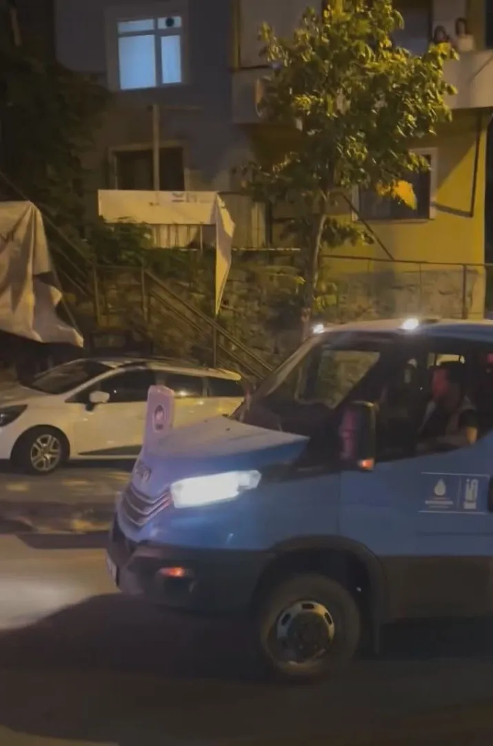 Kağıthane'de rögar kapağından gelen garip sesler mahalleliyi sokağa döktü