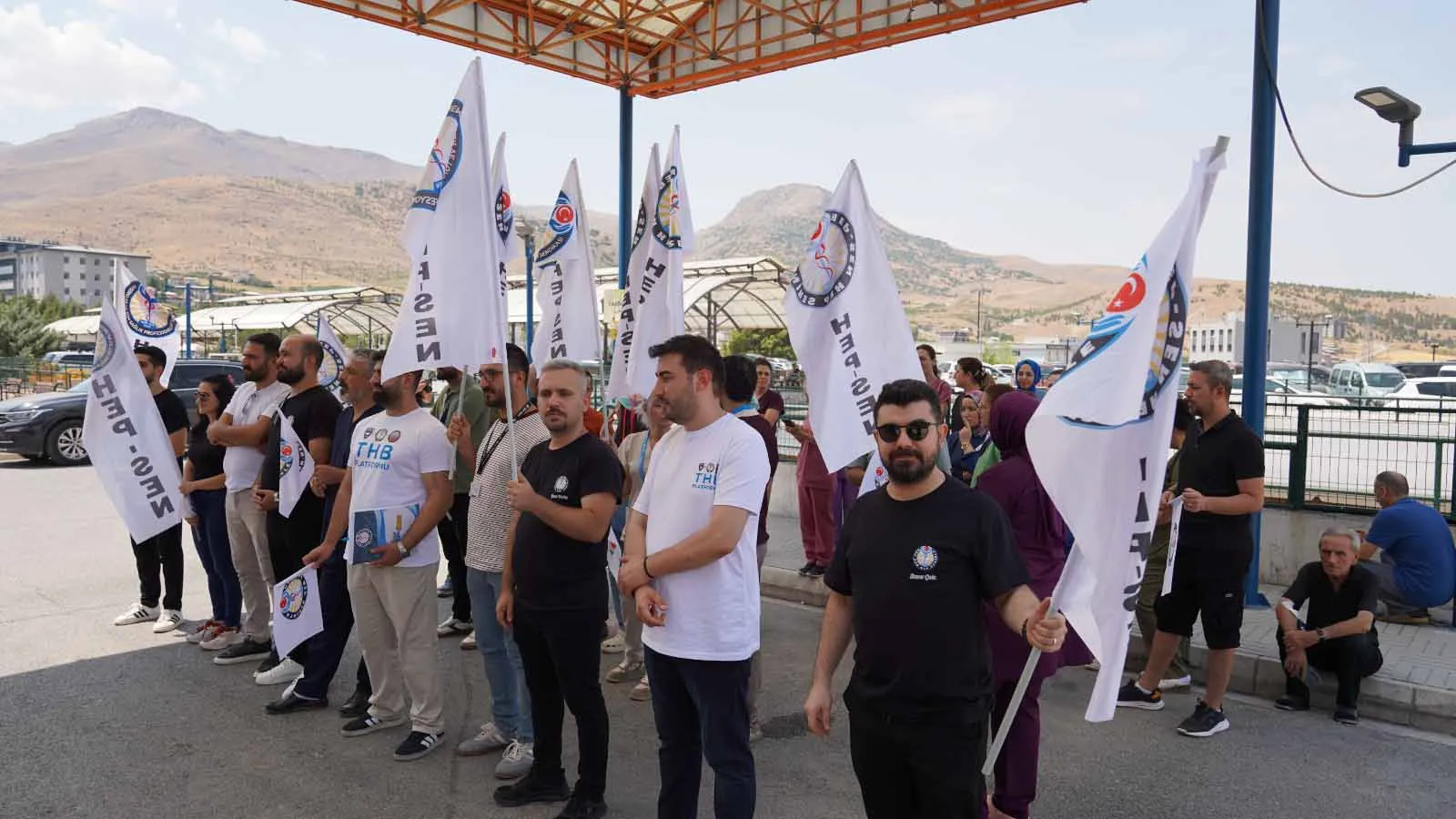 Sağlık çalışanları tükendi Personel eksikliği ve yetersiz ödeme isyanı