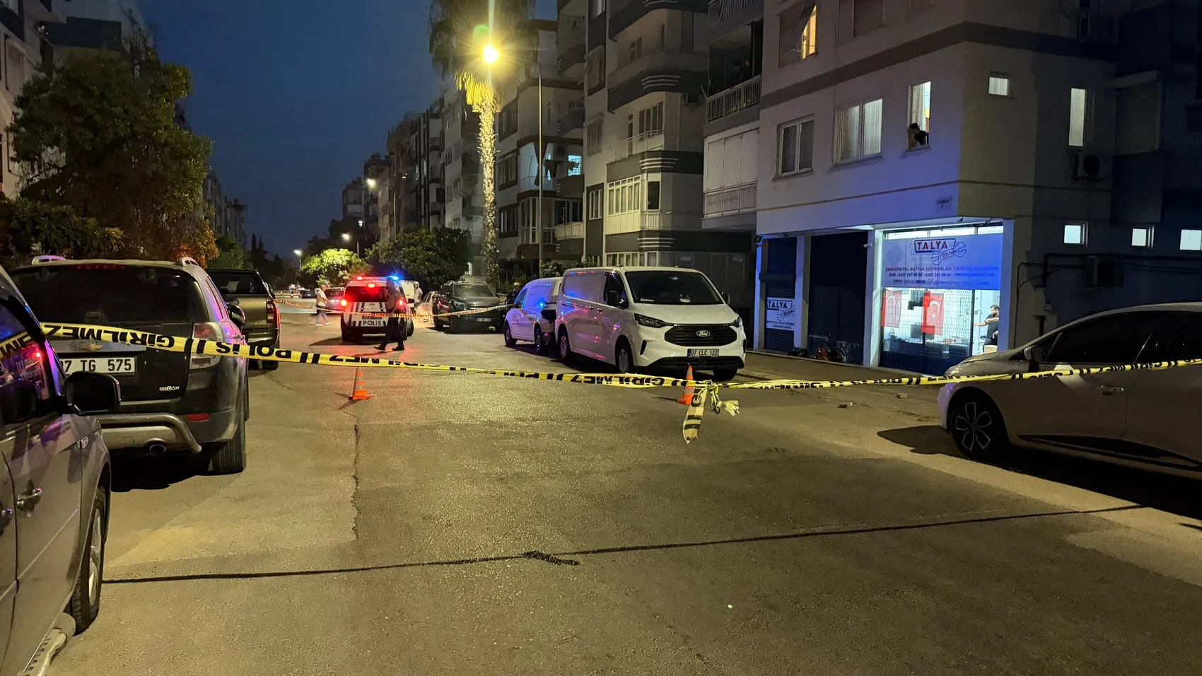 Antalya Kepez'de cadde ortasında silahlı dehşet