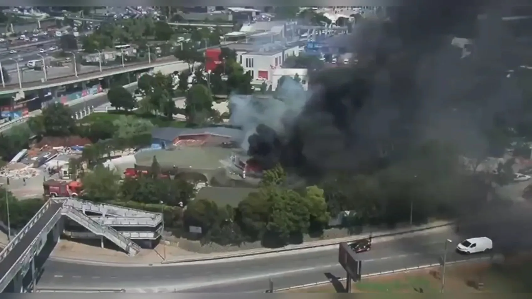 Zeytinburnu'nda tadilat halindeki kafede yangın paniği yaşandı