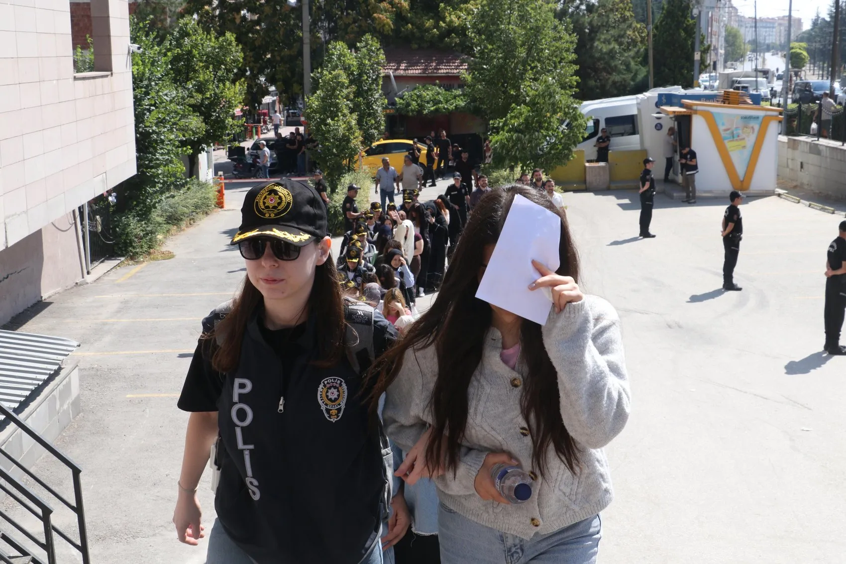 Modem yalanıyla 801 kişiyi dolandıran şebekeye operasyon