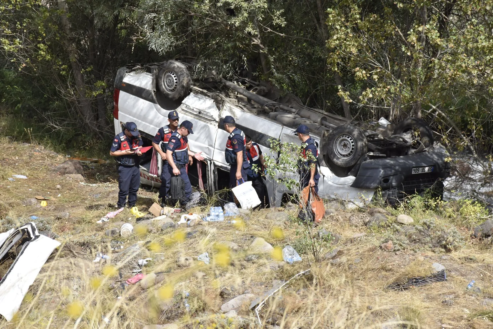 Sivas'ta minibüs kazasında ölenler yan yana toprağa verildi