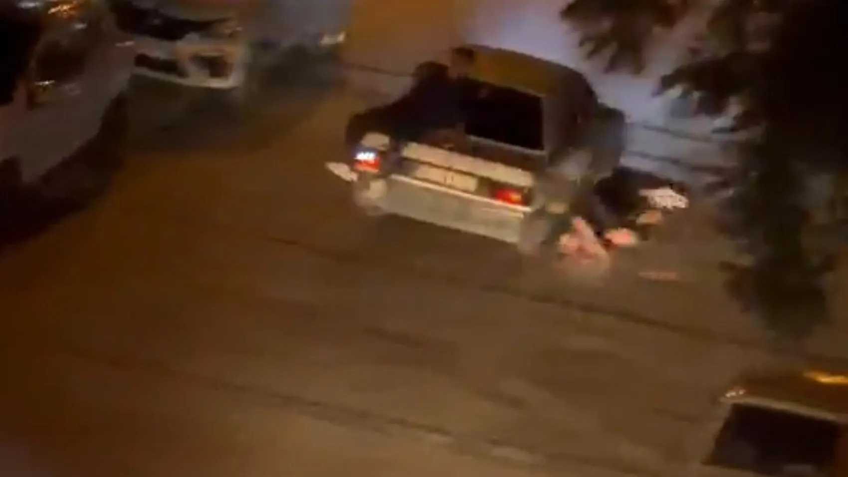 Bagajda oturan genç yola düştü, son anda aracın altında kalmadı