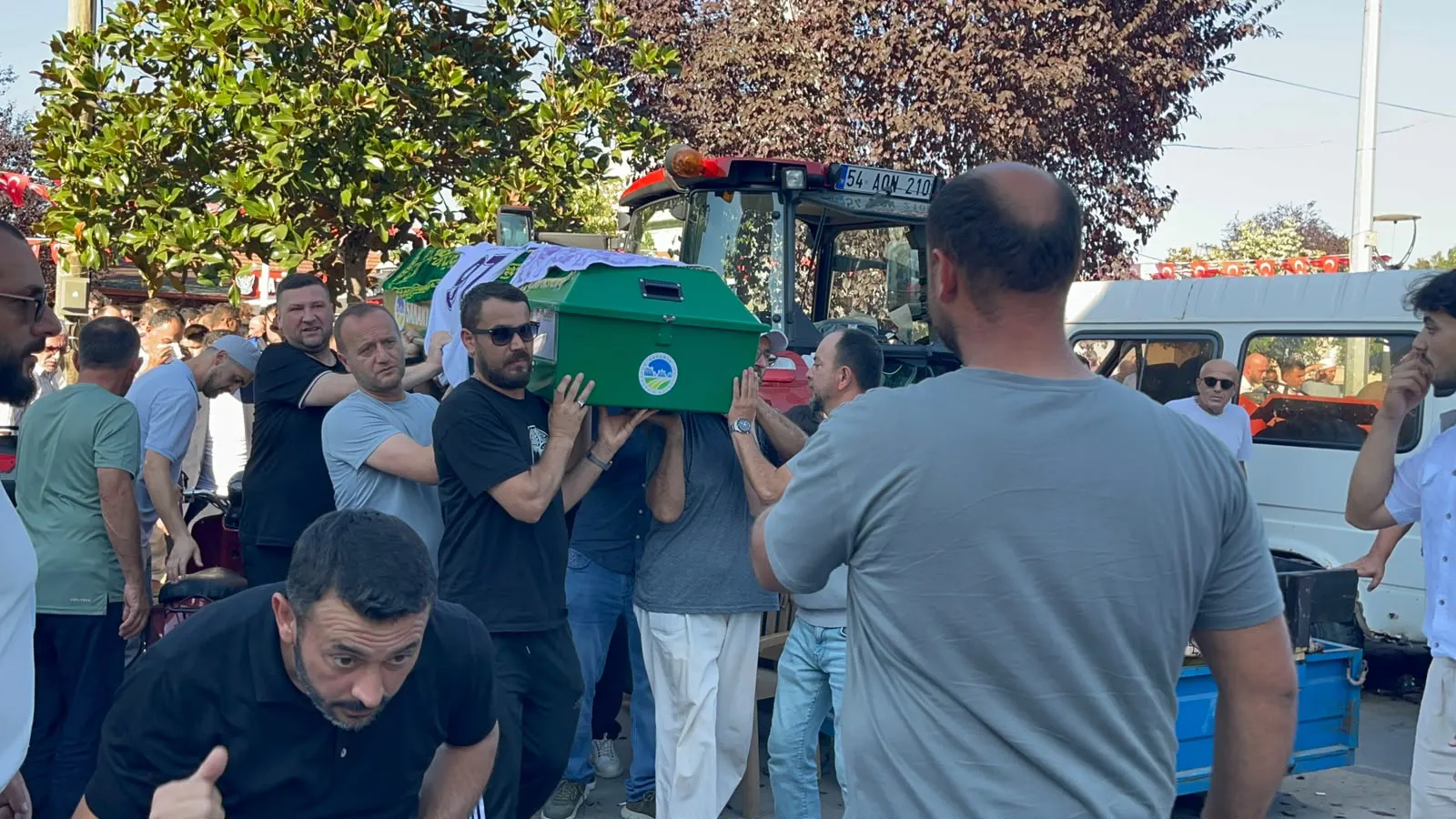 Serdivan’da üvey oğlunun vurduğu belediye çalışanı son yolculuğuna uğurlandı