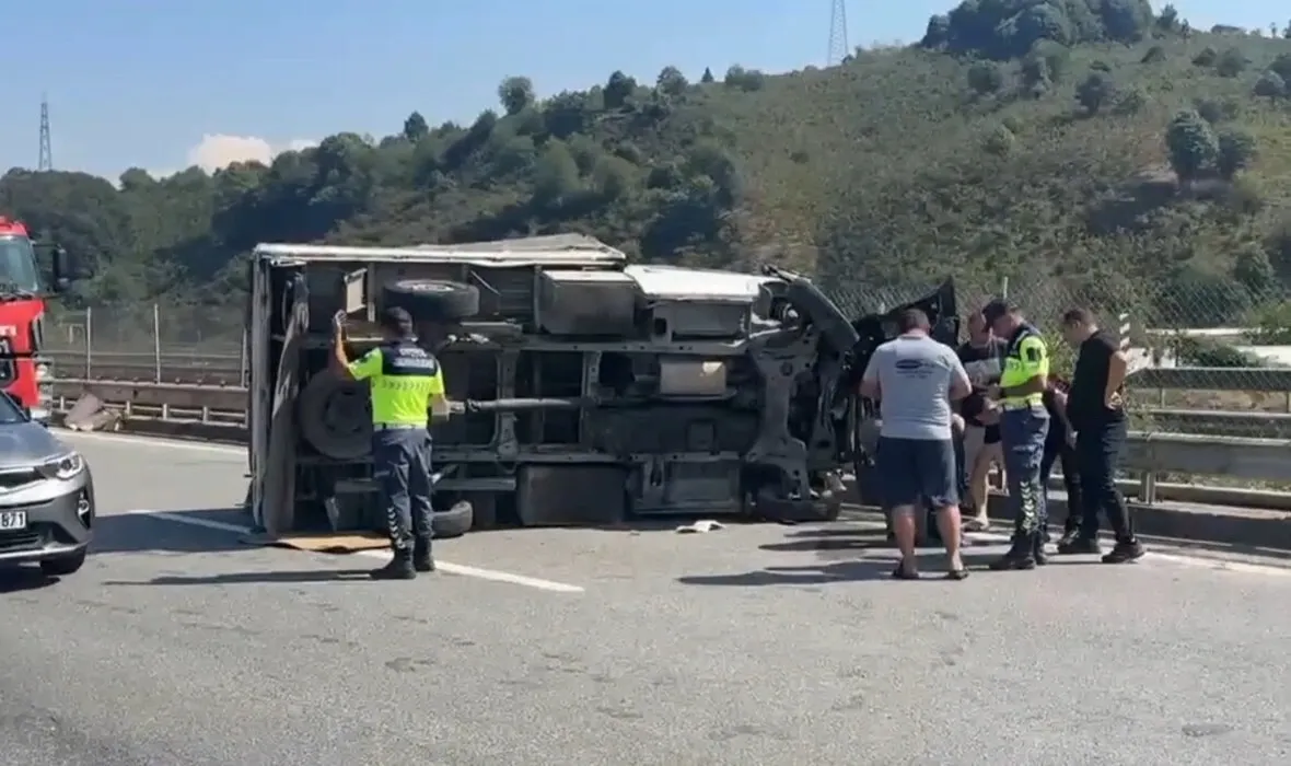 Anadolu Otoyolu’nda üç araç birbirine girdi