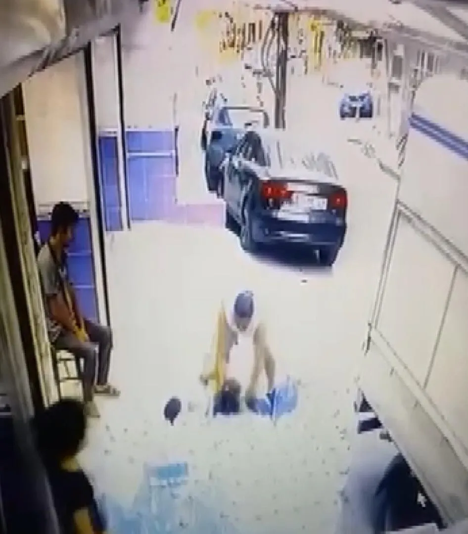 Gaziosmanpaşa'da sokakta oynayan çocuklara saldırı kamerada