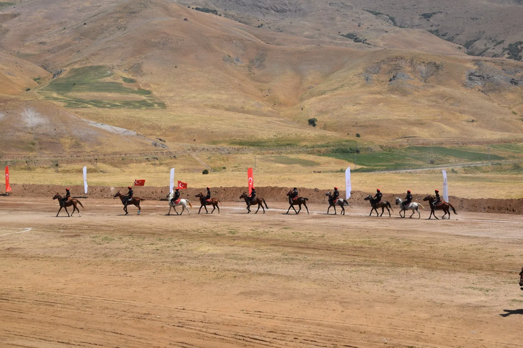 Kırgız Türklerinin ata sporu Van’da nefes kesti