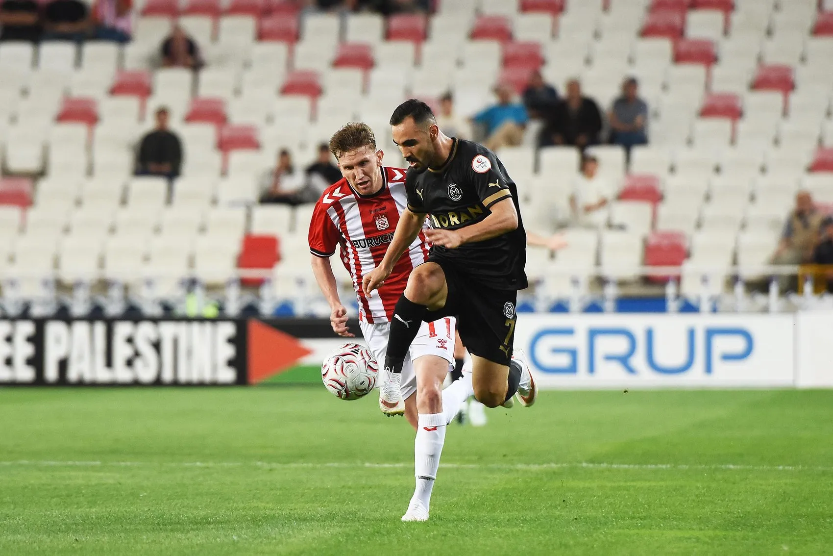 Manisa FK, Sivas'ta iki kez geriye düştüğü maçtan beraberlikle döndü