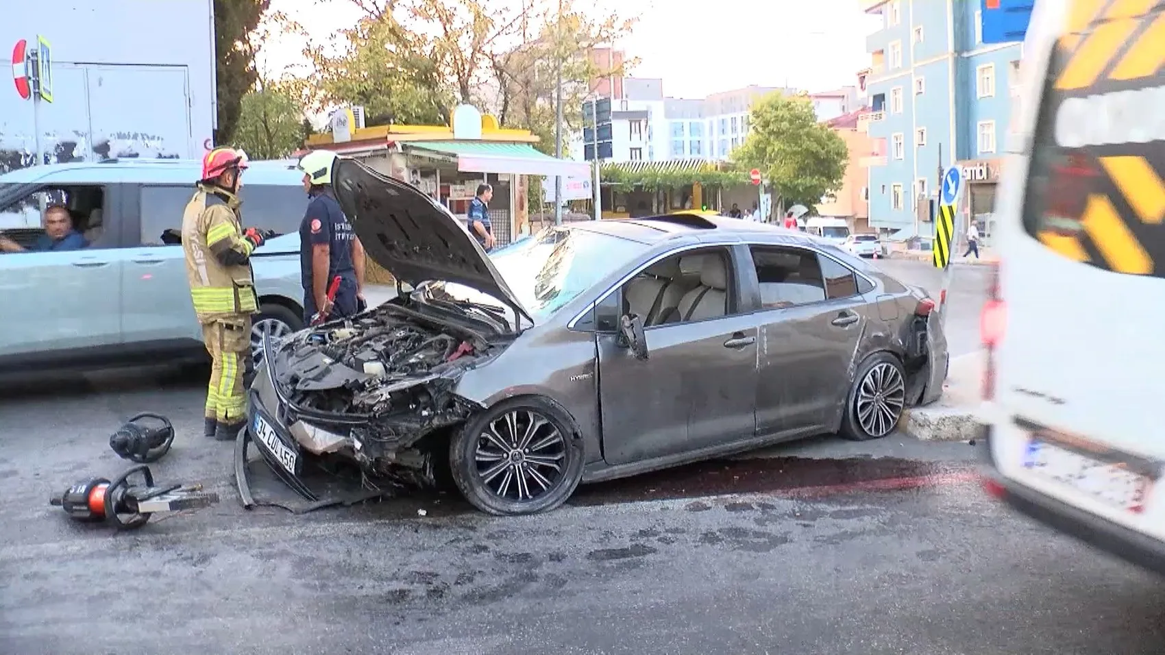 Kartal’da sabah vakti yarış dehşeti 3 araç hurdaya döndü