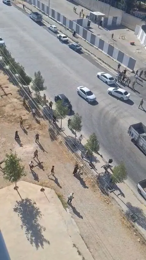 Ergani'de husumetli aileler jandarma önünde birbirine girdi
