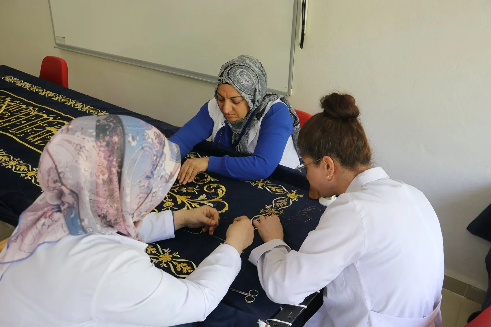 3. Selim’in Türbe Örtüsü Diyarbakır’da İnce İnce İşleniyor