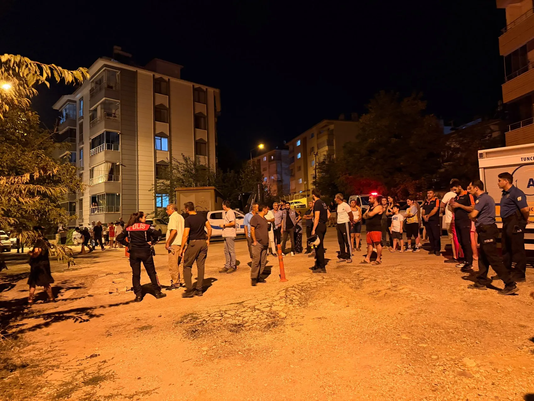 Bitişikteki kazı 5 katlı binayı kaydırdı, 12 daire boşaltıldı