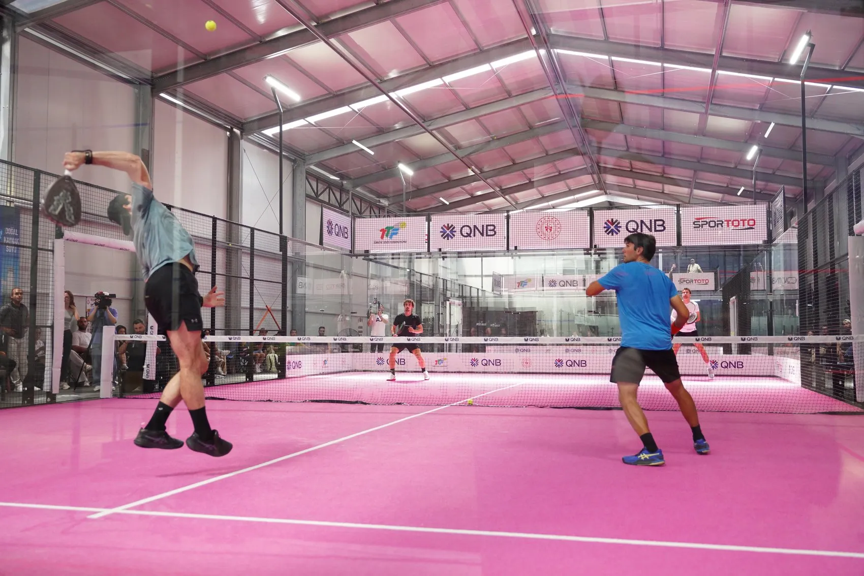 Türkiye’nin ilk Padel şampiyonları kupalarına kavuştu