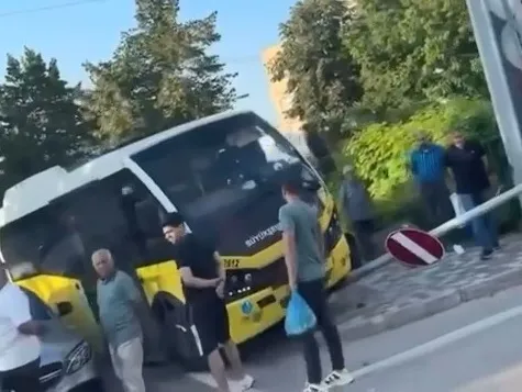 Bursa'da belediye minibüsü direğe daldı